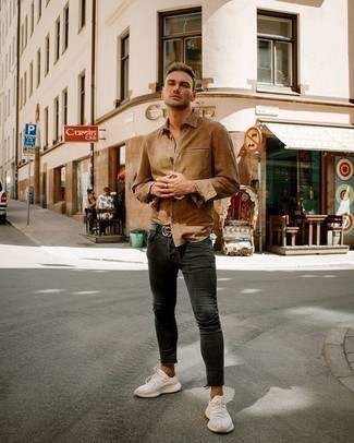 С чем носить черный кожаный ремень с украшением мужчине