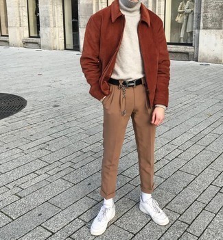 С чем носить черный кожаный ремень с украшением мужчине