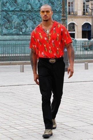 С чем носить черный кожаный ремень с украшением мужчине