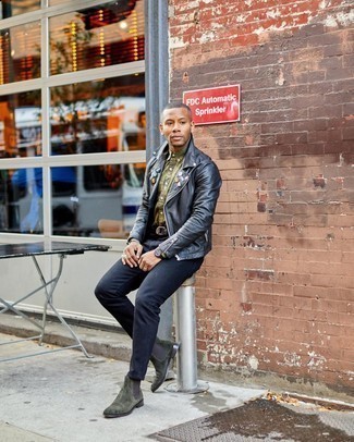 Как носить черную кожаную косуху с украшением с темно-синими джинсами мужчине