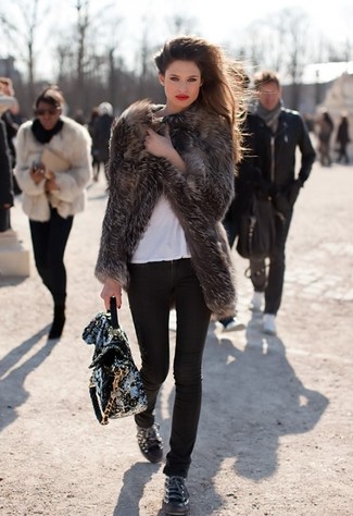 С чем носить черные кожаные кеды с украшением женщине