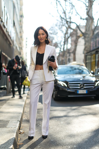 С чем носить черные замшевые туфли с украшением