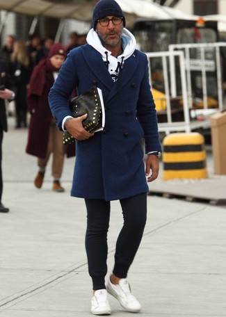 С чем носить черный мужской клатч с украшением мужчине