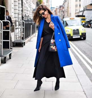 С чем носить черную сумку с вышивкой женщине