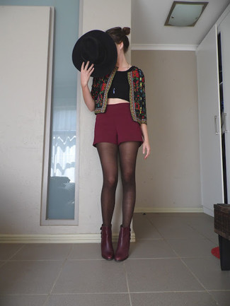 С чем носить черную косуху с вышивкой женщине