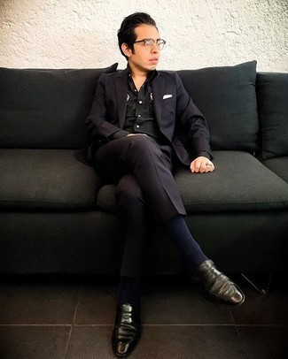 С чем носить черную рубашку с вышивкой мужчине