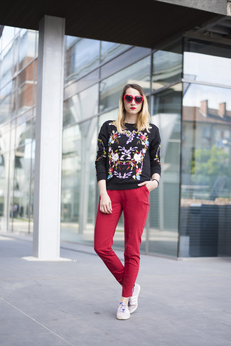 С чем носить черный свитер с вышивкой женщине