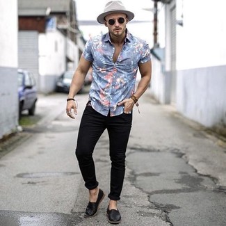 Какие джинсы носить с черными эспадрильями мужчине