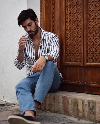 Какие джинсы носить с черными эспадрильями мужчине