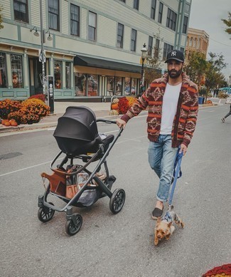 Какие джинсы носить с черными эспадрильями мужчине