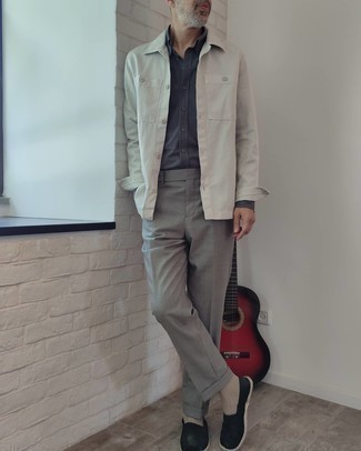 Какие куртки-рубашки носить с черными эспадрильями мужчине