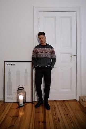 С чем носить черный свитер с круглым вырезом с жаккардовым узором мужчине