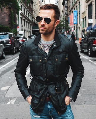 Как носить черную полевую куртку с синими рваными джинсами