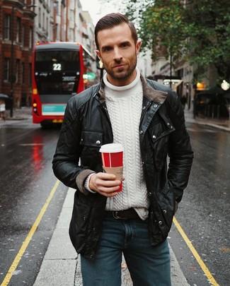 Какие вязаные свитера носить с черной полевой курткой