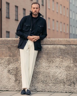 Какие классические брюки носить с черной полевой курткой