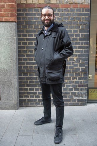 Какие низкие кеды носить с черной полевой курткой