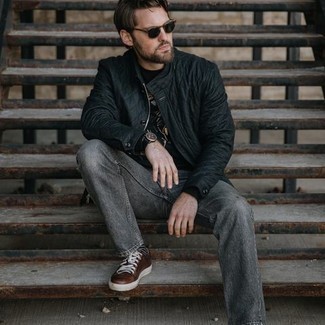 Какие низкие кеды носить с черной полевой курткой