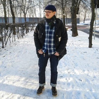 Как носить черную полевую куртку с темно-синими джинсами