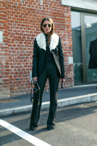 С чем носить черные брюки-клеш