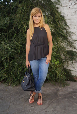 Какие джинсы-бойфренды носить с черными сандалиями на плоской подошве