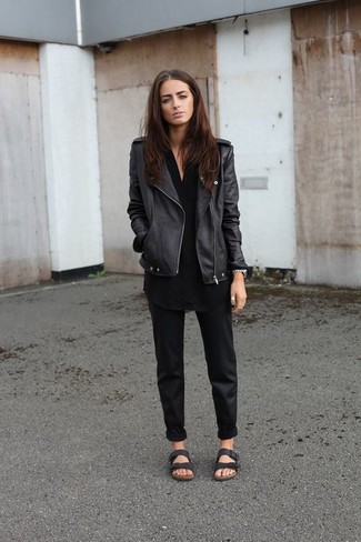 Какие туники носить с черными сандалиями на плоской подошве