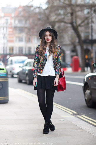 С чем носить черный пиджак с цветочным принтом женщине