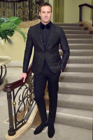 С чем носить черный пиджак с цветочным принтом мужчине