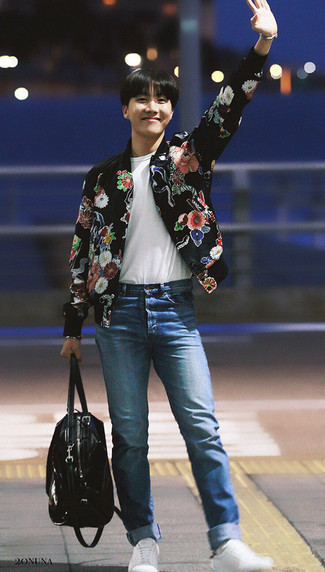 Как носить черный бомбер с цветочным принтом с синими джинсами мужчине