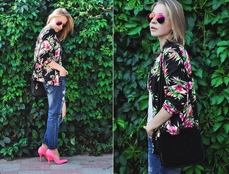 С чем носить черный бомбер с цветочным принтом женщине