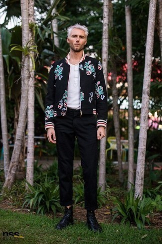 С чем носить черный бомбер с цветочным принтом мужчине