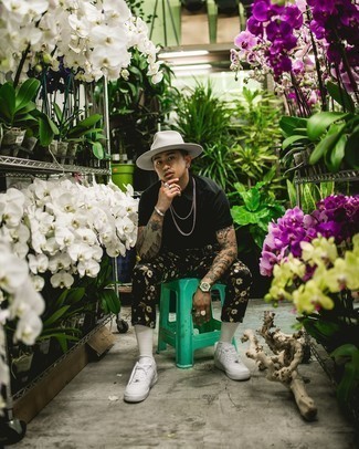 С чем носить черные брюки с цветочным принтом мужчине