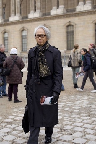 С чем носить черный шарф с цветочным принтом мужчине