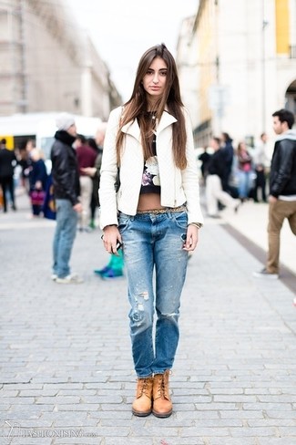 С чем носить черный свитер с цветочным принтом женщине