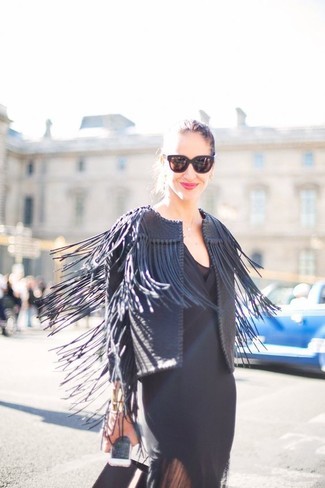 С чем носить черную куртку c бахромой женщине