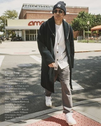 Как носить черную шубу с серыми брюками чинос