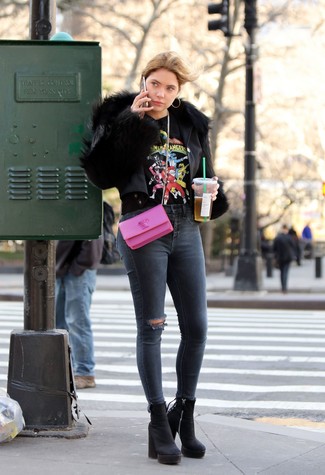 Какие джинсы носить с черной короткой шубой