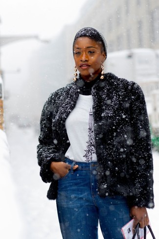 Как носить черную короткую шубу с темно-синими джинсами