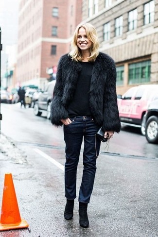 Как носить черную короткую шубу с темно-синими джинсами