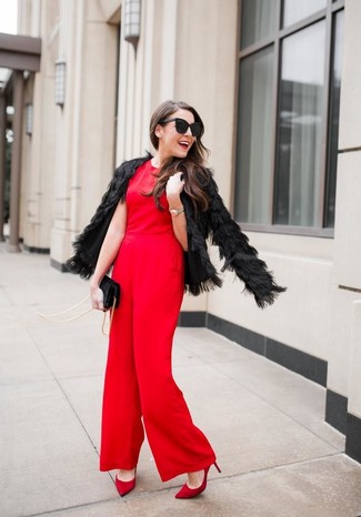 Как носить черную короткую шубу с красным комбинезоном