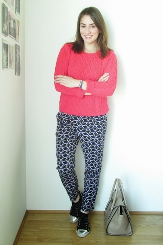 С чем носить черные пижамные штаны с геометрическим рисунком женщине