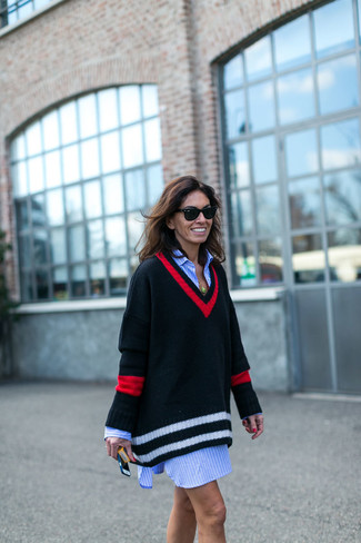 С чем носить черное платье-свитер с геометрическим рисунком