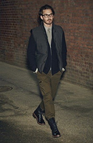 Какие повседневные ботинки носить с черной курткой без рукавов мужчине