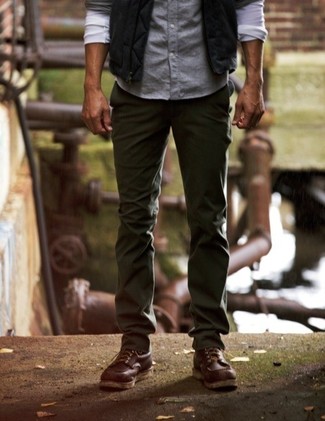 Какие повседневные ботинки носить с черной курткой без рукавов мужчине