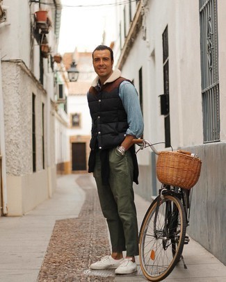 Как носить черную куртку без рукавов с оливковыми брюками чинос