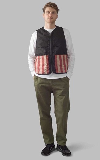 Как носить черную куртку без рукавов с оливковыми брюками чинос