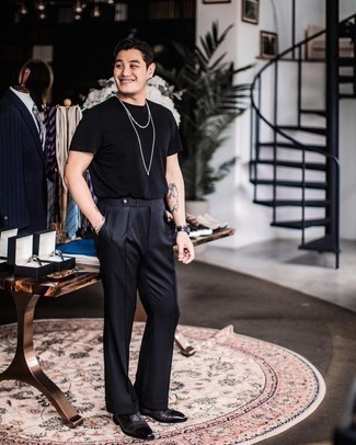 С чем носить черные классические брюки в мелкую клетку мужчине