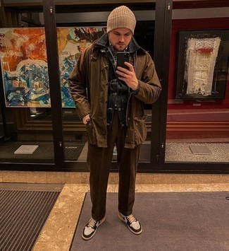 С чем носить черную рубашку с длинным рукавом в мелкую клетку мужчине