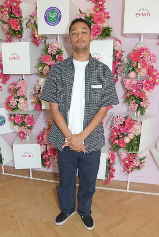 С чем носить черную рубашку с коротким рукавом в мелкую клетку мужчине