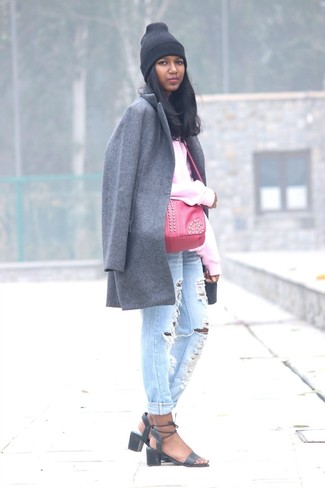 Какие свободные свитера носить с черными босоножками на каблуке