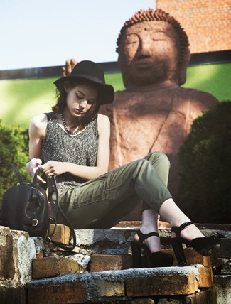 Какие майки носить с черными босоножками на каблуке